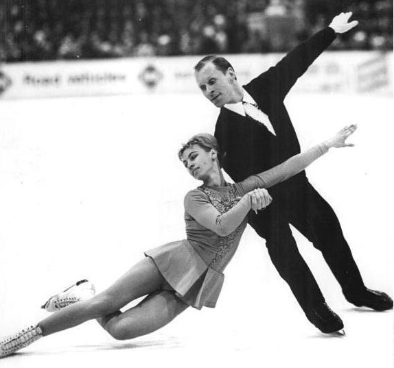 Zentralbild Thieme 13.3.1968 Zum internationalen Schaulaufen der ISU. So, wie in der Karl-Marx-Städter Eissporthalle VIII. Parlament am 11.3.1968 (Foto) die Olympiasieger, Welt- und Europameister im Paarlaufen Ludmilla Beloussowa-Oleg Protopopow (UdSSR) stürmisch gefeiert wurden, werden sie auch in der Dynamo-Eishalle am 13.3.1968 das Berliner Publikum erneut begeistern.