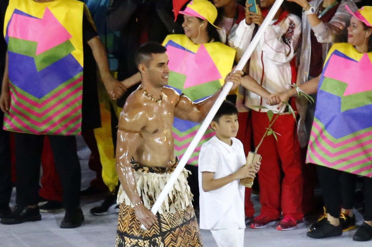 epa05457605 Flag bearer Pita Taufatofua and Tonga delegation enter the field during the Opening Ceremony of the Rio 2016 Olympic Games at the Maracana Stadium in Rio de Janeiro, Brazil, 05 August 2016. EPA/TATYANA ZENKOVICH